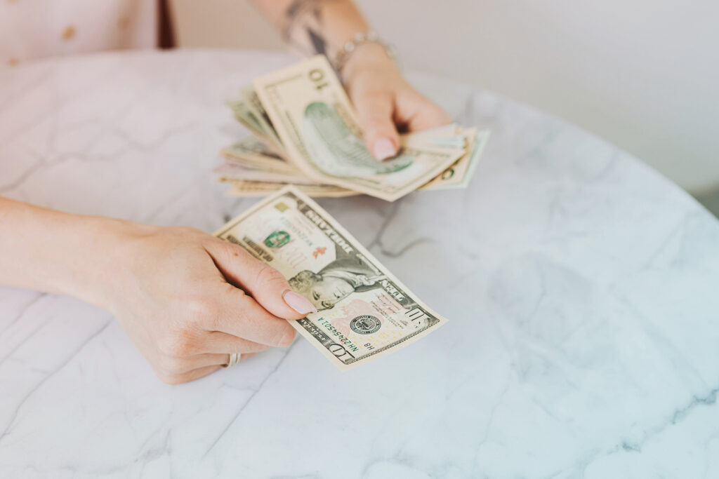 counting cash for tipping