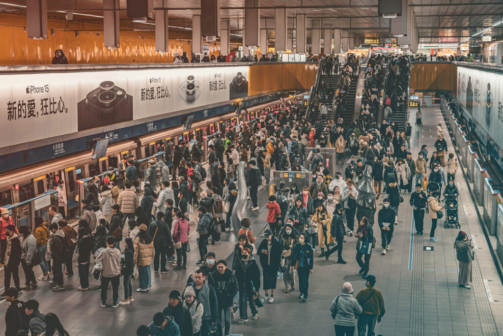 A large crowd of people in an train station