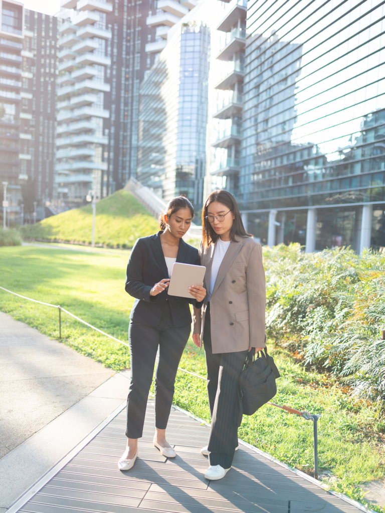 Traveler and Travel Manager discussing a Flexible Corporate Travel Policy