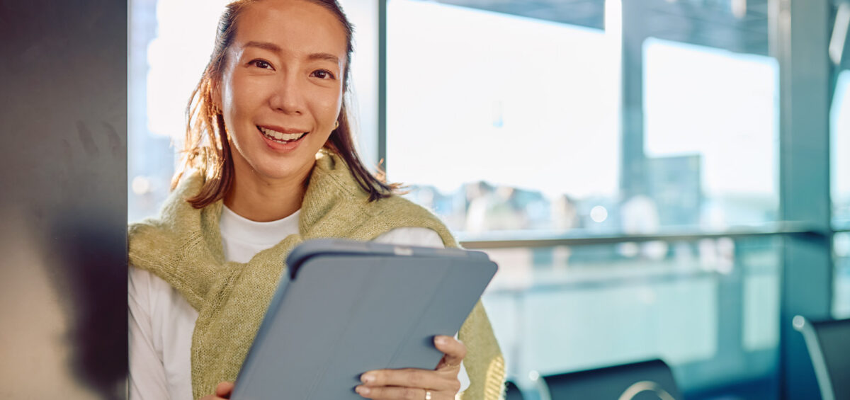 Traveler using a modern business travel platform on a tablet